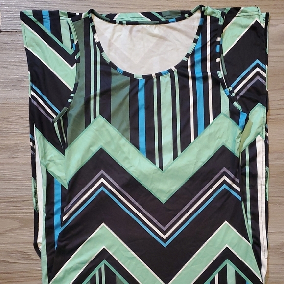 Geometric Patterned Top - Black and Green - Picture 1 of 4